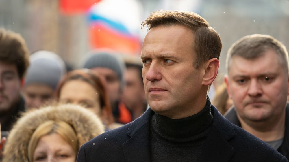 Jak na Navalného? Kritik Kremlu je nucen každé ráno poslouchat proputinovskou píseň